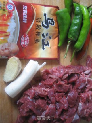 青椒榨菜炒牛肉的做法步骤：2