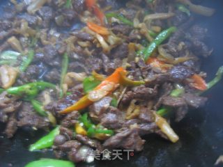 青椒榨菜炒牛肉的做法步骤：2