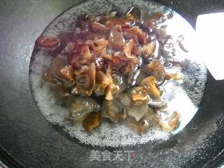 麻辣香茜黑木耳的做法步骤：2