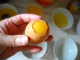 西兰花烩双色蛋的做法步骤：2