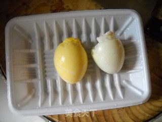 西兰花烩双色蛋的做法步骤：2