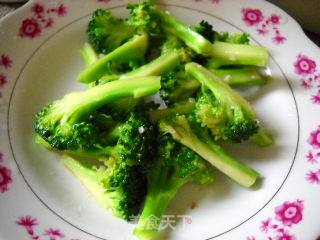 西兰花烩双色蛋的做法步骤：2