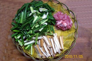肉丝香干炒大蒜的做法步骤：6