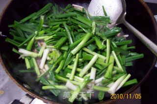 肉丝香干炒大蒜的做法步骤：6