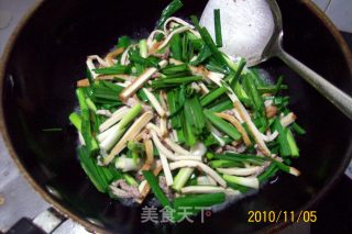 肉丝香干炒大蒜的做法步骤：6