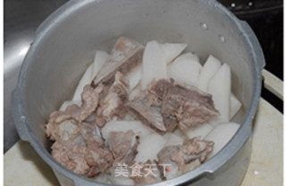 萝卜猪骨汤的做法步骤：2