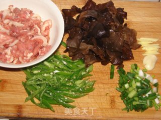 木耳炒肉丝的做法步骤：3