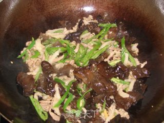 木耳炒肉丝的做法步骤：3