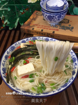 秋季美容养生药膳黄颡鱼枸杞汤面的做法