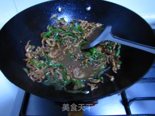 青椒肉丝面的做法步骤：2