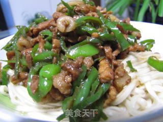 青椒肉丝面的做法步骤：2
