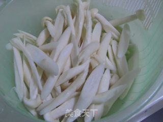 鲜菇肉丝茄汁面的做法步骤：2