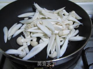 鲜菇肉丝茄汁面的做法步骤：2