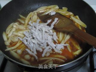 鲜菇肉丝茄汁面的做法步骤：2