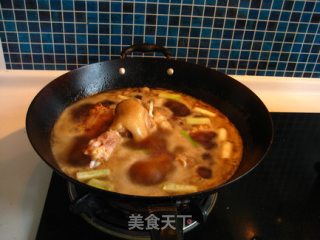 猪蹄子烧五花肉的做法步骤：5