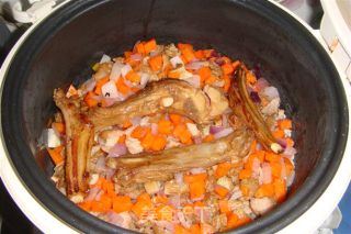 新疆羊肉抓饭的做法步骤：2