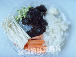 金针炒双耳的做法步骤：4