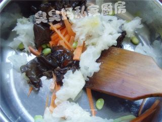 金针炒双耳的做法步骤：4