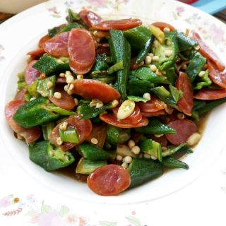秋葵腊肠炒肉的做法