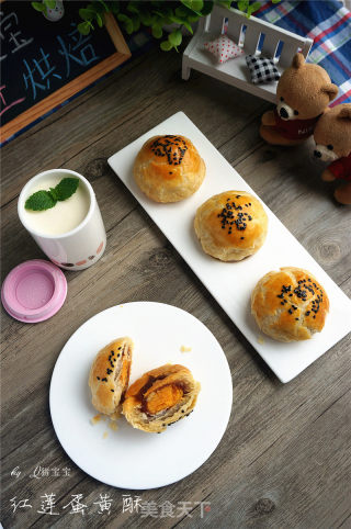 红莲蛋黄酥的做法
