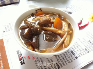黄花菜木耳咸骨汤的做法