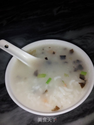 剩米饭巧变粥——虾米木耳粥的做法