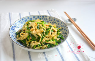 韭菜炒豆皮的做法