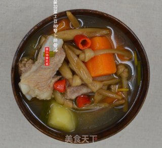 黄花菜土豆胡萝卜煲排骨汤的做法
