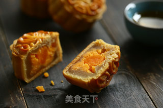 莲蓉蛋黄月饼的做法
