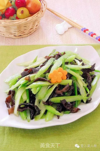 木耳炒芹菜的做法
