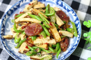 超级下饭的辣椒炒豆腐干香肠的做法