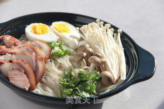 顺口味快餐莲藕面-红椒猪肉砂锅莲藕面
