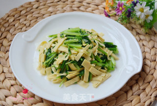 小松菜炒豆皮的做法