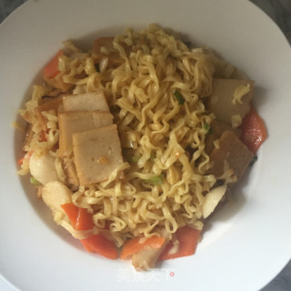 鱼豆腐鱼丸炒面的做法