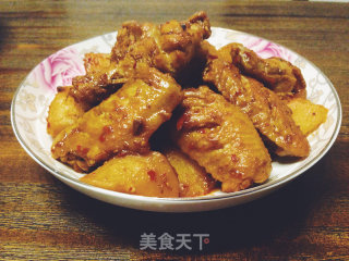 麻辣味的土豆炖鸡翅，很耙糯~的做法