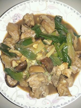 大蒜焖排骨的做法
