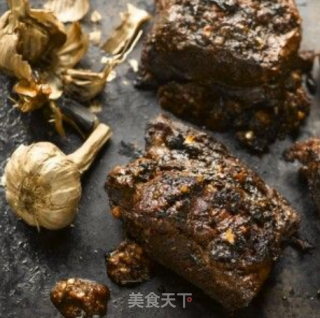 烧烤牛肉短肋骨配黑蒜的做法