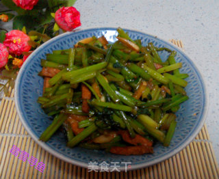 五花肉炒香芹的做法