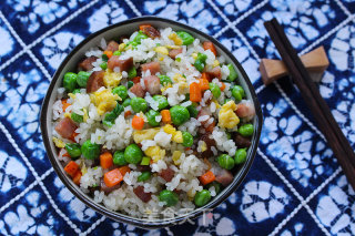 红肠缤纷蛋炒饭——一个人的精致晚餐的做法