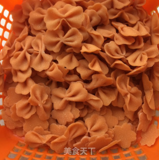 红萝卜蝴蝶面和紫甘蓝蝴蝶面的做法