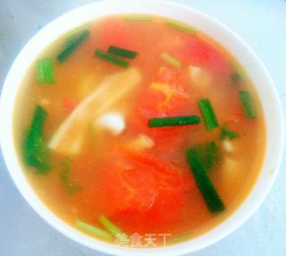 西红柿鱿鱼汤的做法