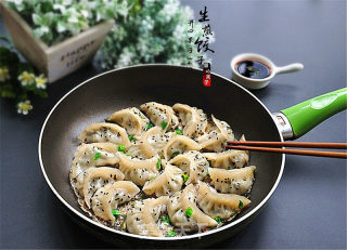 早餐来一锅香脆的生煎饺子的做法