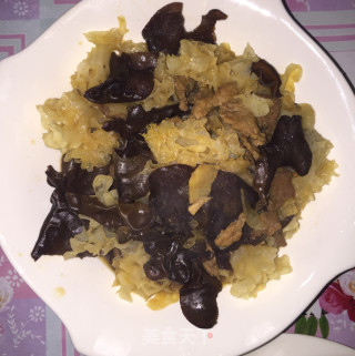银耳木耳炒肉的做法