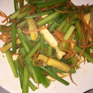 芹菜胡萝卜炒豆干的做法