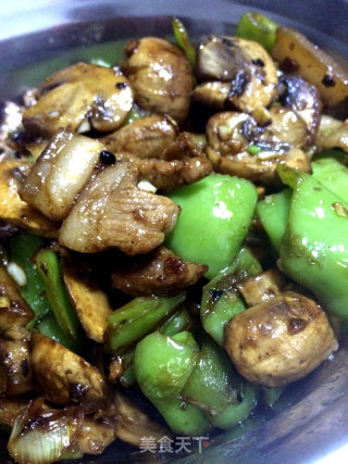 超级好吃——蒜香草菇炒五花肉青椒的做法
