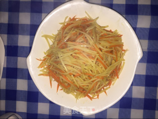 双色土豆丝的做法