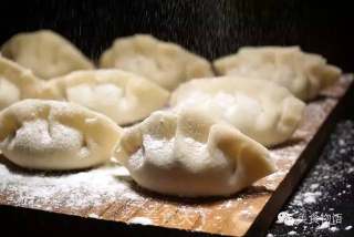 白白胖胖的 #鲜虾韭菜大饺子#的做法