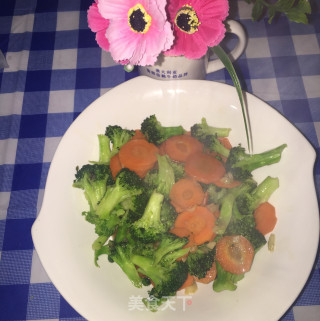 胡萝卜炒西兰花的做法
