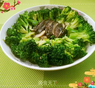 西兰花炒香菇的做法