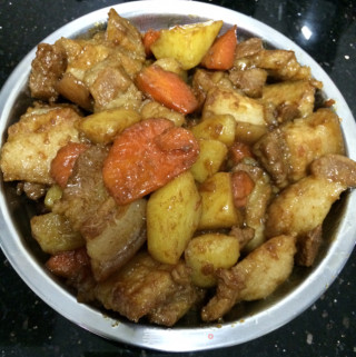 五花肉焖土豆胡萝卜的做法